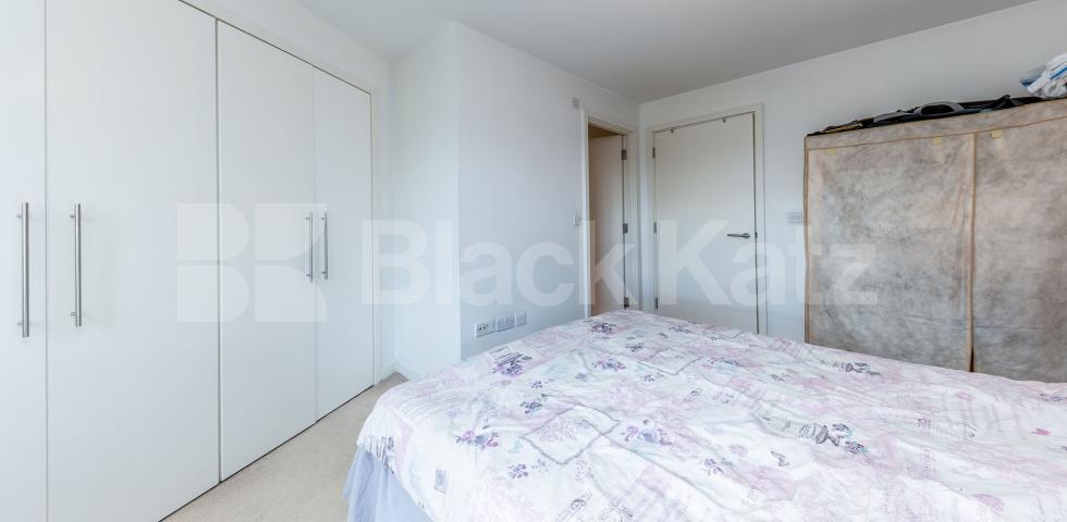 Stunning modern 2 bed 2 bath in a portered development mins to tube  Eden Grove, Holloway